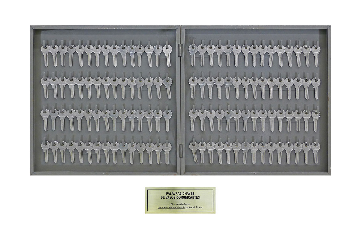 Palavras-Chaves de Vasos Comunicantes, 2004Claviculário, chaves gravadas e placa metálica50 X 77 X 4 cm