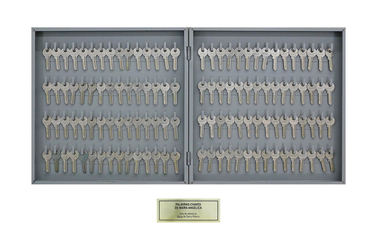 Palavras-Chaves de Maíra Angélica, 2004
Claviculário, chaves gravadas e placa metálica
50 X 77 X 4 cm