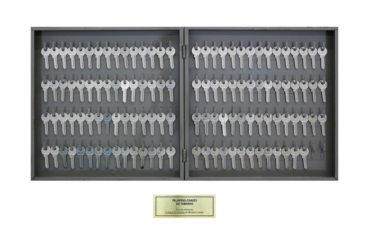Palavras-Chaves do Tamanho, 2004
Claviculário, chaves gravadas e placa metálica 
50 X 77 X 4 cm
